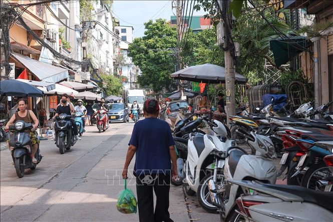 Đường phố Phúc Tân đã đông đúc người và phương tiện trở lại, báo hiệu cuộc sống đang dần trở lại bình thường sau đợt lũ ngập lịch sử. Ảnh: Hoàng Hiếu - TTXVN
