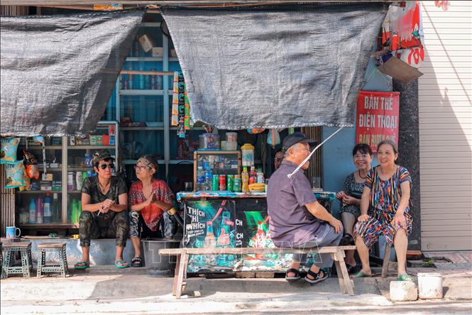 Hàng quán ven đường đã mở trở lại, phục vụ người dân sáng 13/9. Ảnh: Hoàng Hiếu - TTXVN
