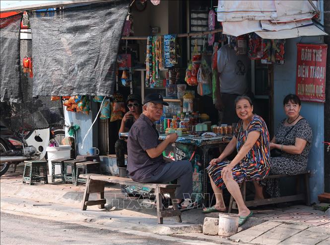 Hàng quán ven đường đã mở trở lại, phục vụ người dân sáng 13/9. Ảnh: Hoàng Hiếu - TTXVN
