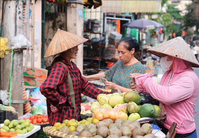 Người mua, kẻ bán trên phố Bạch Đằng ngay sau khi nước rút. Ảnh: Hoàng Hiếu - TTXVN