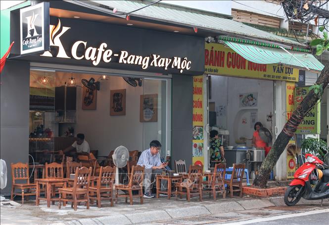 Hàng ăn, quán cà phê đã mở cửa đón khách trở lại trên phố Cầu Đất. Ảnh: Hoàng Hiếu - TTXVN