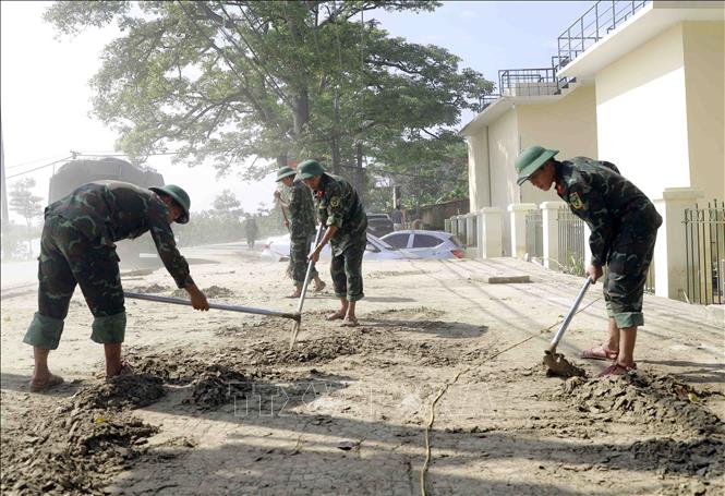 Bộ đội địa phương tham gia khắc phục hậu quả do mưa bão tại xã Sơn Đông, huyện Lập Thạch. Ảnh: Hoàng Hùng -TTXVN