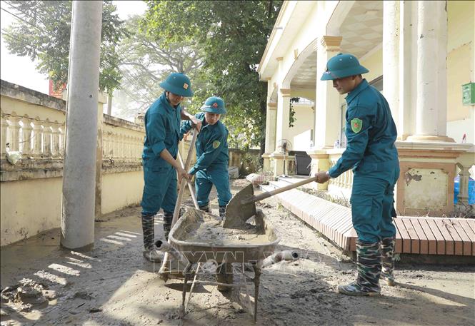 Dân quân địa phương tham gia khắc phục hậu quả do mưa bão tại xã Sơn Đông, huyện Lập Thạch. Ảnh: Hoàng Hùng -TTXVN