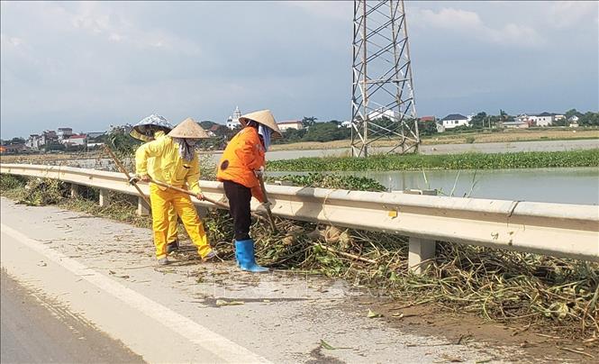Công nhân môi trường dọn dẹp tỉnh lộ sau lụt bão tại xã Sơn Đông, huyện Lập Thạch. Ảnh: Hoàng Hùng -TTXVN