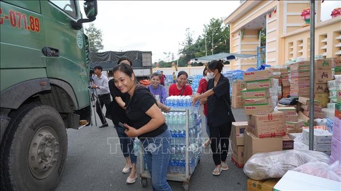Người dân Tây Ninh chung tay, chung sức vì đồng bào miền Bắc chịu ảnh hưởng của cơn bão số 3. Ảnh: Minh Phú - TTXVN