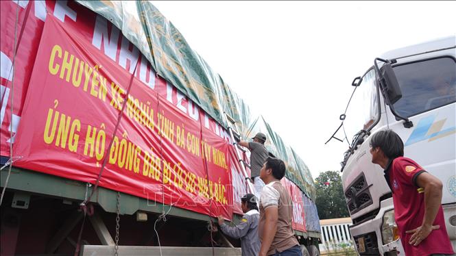 Người dân chuẩn bị những khâu cuối cùng để chuyển hàng cho đồng bào miền Bắc chịu ảnh hưởng của cơn bão số 3. Ảnh: Minh Phú - TTXVN