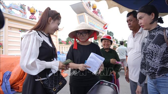 Ngoài nhu yếu phẩm, người dân tỉnh Tây Ninh còn quyên góp tiền để gửi cho đồng bào miền Bắc chịu ảnh hưởng của cơn bão số 3. Ảnh: Minh Phú - TTXVN