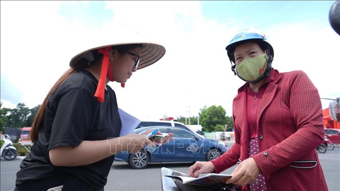 Người dân Tây Ninh quyên góp tiền để gửi cho đồng bào miền Bắc chịu ảnh hưởng của cơn bão số 3. Ảnh: Minh Phú - TTXVN