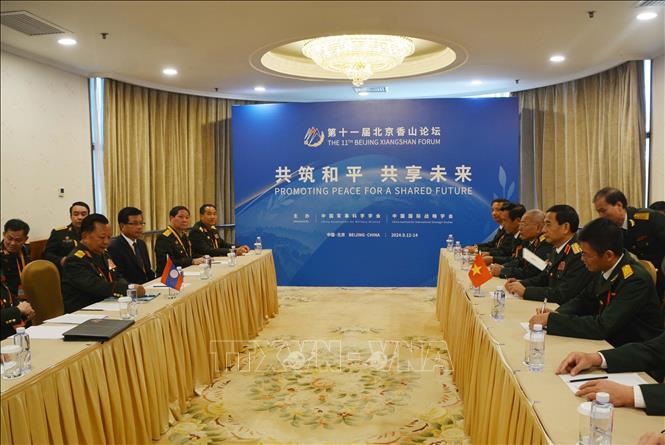 Minister of National Defence General Phan Van Giang meets with Deputy Prime Minister and Minister of National Defence of Laos Chansamone Chanyalath. VNA/Photo by courtesy
