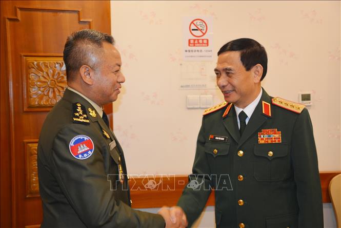 Minister of National Defence General Phan Van Giang meets with Cambodian Deputy Prime Minister and Defence Minister Tea Seiha. VNA/Photo by courtesy