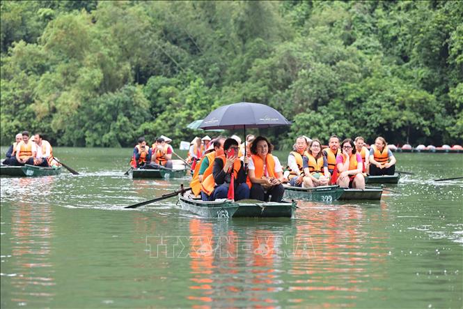 International tourists take boat tours of the Trang An complex. VNA Photo: Minh Đức 