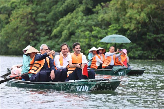 International tourists take boat tours of the Trang An complex. VNA Photo: Minh Đức 