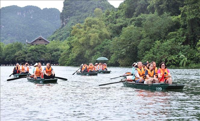 International tourists take boat tours of the Trang An complex. VNA Photo: Minh Đức 