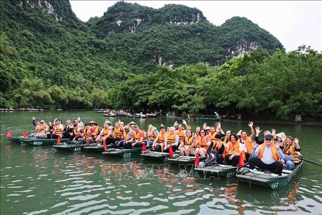 International tourists take boat tours of the Trang An complex. VNA Photo: Minh Đức 