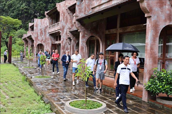 International tourists visit the Trang An complex. VNA Photo: Minh Đức 