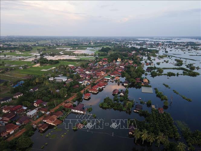 Toàn cảnh một khu vực bị ngập ở quận Hadxaifong, thủ đô Viêng Chăn bị ngập. Ảnh: Đỗ Bá Thành - PV TTXVN tại Lào