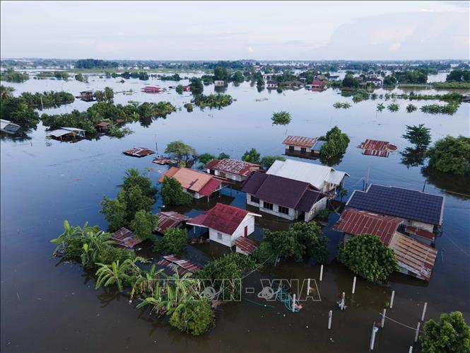 Hàng trăm ngôi nhà tại bản Hatkanxa, quận Hadxaifong, thủ đô Viêng Chăn bị ngập. Ảnh: Đỗ Bá Thành - PV TTXVN tại Lào