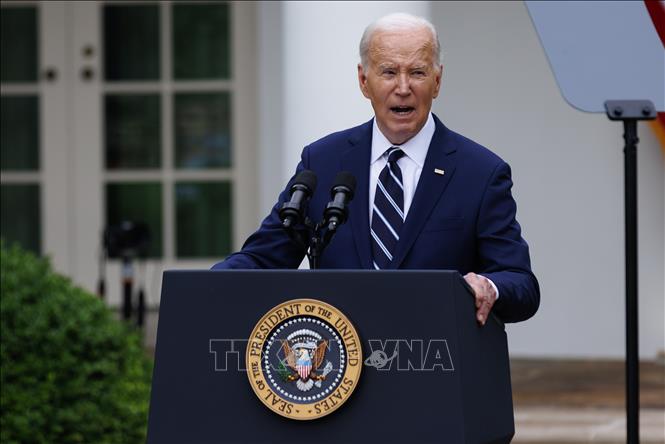 Tổng thống Mỹ Joe Biden công bố áp mức thuế mới đối với xe điện và các sản phẩm năng lượng sạch của Trung Quốc. Ảnh: THX/TTXVN