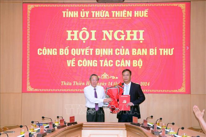 Phó Trưởng ban Thường trực Ban Tổ chức Trung ương Hoàng Đăng Quang công bố và trao Quyết định số 1513-QĐNS/TW ngày 27/8/2024 của Ban Bí thư cho đồng chí Phạm Đức Tiến. Ảnh: TTXVN phát