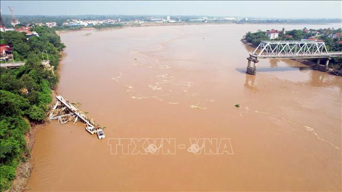 Hiện mực nước sông vẫn chảy xiết, công tác tìm kiếm nạn nhân bị mất tích gặp nhiều khó khăn. Ảnh: Tạ Toàn - TTXVN