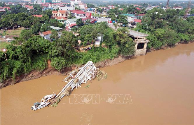 Các lực lượng chức năng tiếp tục tiếp cận nhịp cầu bị sập để có phương án trục vớt, đồng thời tìm kiếm những nạn nhân đang bị mất tích. Ảnh: Tạ Toàn - TTXVN