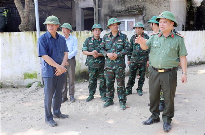 Lãnh đạo Công an tỉnh Phú Thọ, UBND huyện Tam Nông kiểm tra công tác tìm kiếm nạn nhân đang mất tích, đồng thời chỉ đạo các lực lượng chức năng liên quan nhanh chóng dọp vệ sinh để chuẩn bị tốt điều kiện cho Lữ đoàn 249 sẵn sàng lắp đặt cầu phao. Ảnh: Tạ Toàn - TTXVN