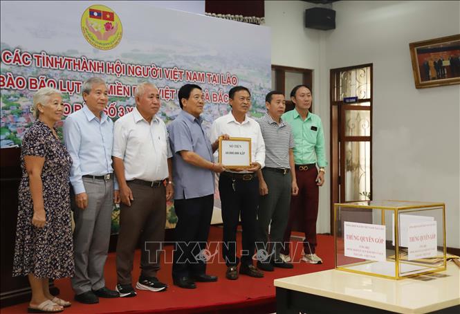 Hội đồng hương người Việt Nam tại tỉnh Xiengkhoang (Bắc Lào) quyên góp ủng hộ. Ảnh: Xuân Tú - PV TTXVN tại Lào