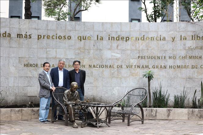 Đoàn công tác chụp ảnh lưu niệm tại Tượng đài Chủ tịch Hồ Chí Minh tại trung tâm thủ đô Mexico City. Ảnh: Phi Hùng - PV TTXVN tại Mexico
