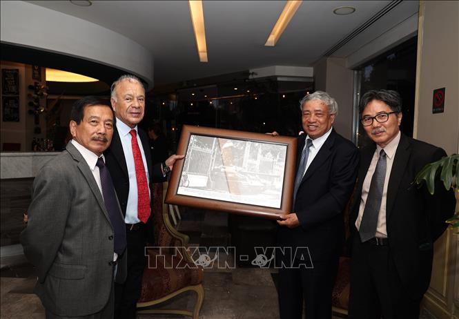 Nguyên Tổng giám đốc TTXVN Trần Mai Hưởng tặng quà lưu niệm cho Tổng Bí thư Đảng Lao động Mexico Alberto Anaya Gutiérrez. Ảnh: Phi Hùng - PV TTXVN tại Mexico