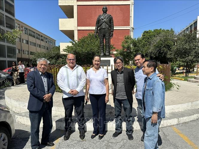 Đoàn công tác chụp ảnh chung với Tiến sĩ Ruben Zardoya Lourdes, Giám đốc Đại học Emiliano Zapata và Ban lãnh đạo nhà trường. Ảnh: TTXVN phát