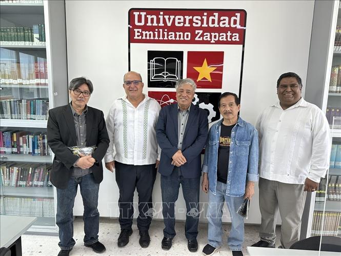 Đoàn công tác chụp ảnh chung với Tiến sĩ Ruben Zardoya Lourdes, Giám đốc  Đại học Emiliano Zapata và Ban lãnh đạo nhà trường. Ảnh: TTXVN phát