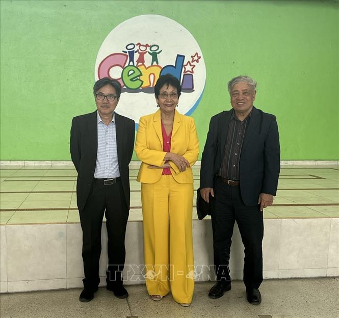 Bà Lupita Rodriguez, Uỷ viên Bộ Chính trị Đảng Lao động Mexico, Tổng Giám độc hệ thống giáo dục Cendi tiếp đoàn. Ảnh: TTXVN phát