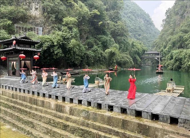 Phong cảnh sông nước hữu tình đẹp như tranh vẽ tại Khu du lịch Nhân Gia Tam Hiệp ở thành phố Nghi Xương, tỉnh Hồ Bắc. Ảnh: Công Tuyên - P/v TTXVN tại Trung Quốc