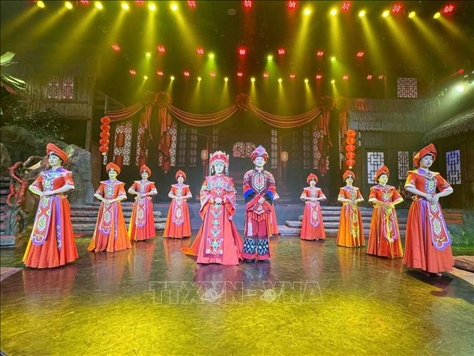 Tiết mục tái hiện lễ cưới truyền thống của dân tộc Thổ Gia. Ảnh: Công Tuyên-P/v TTXVN tại Trung Quốc