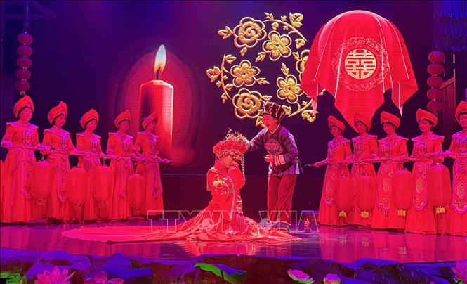 Tiết mục tái hiện phong tục người mẹ khóc thương khi con gái đi lấy chồng của dân tộc Thổ Gia. Ảnh: Công Tuyên-P/v TTXVN tại Trung Quốc