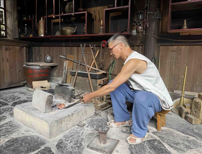 Nghề rèn truyền thống của dân tộc Thổ Gia. Ảnh: Công Tuyên-P/v TTXVN tại Trung Quốc