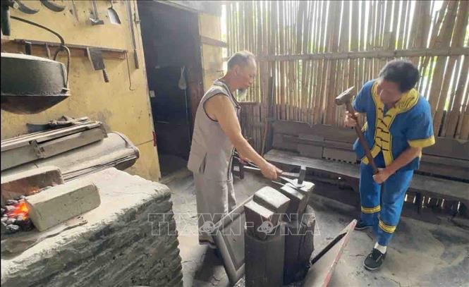 Nghề rèn truyền thống của dân tộc Thổ Gia. Ảnh: Công Tuyên-P/v TTXVN tại Trung Quốc
