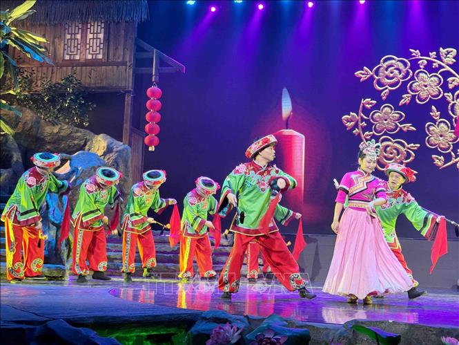 Tiết mục tái hiện màn tỏ tình của nam, nữ dân tộc Thổ Gia. Ảnh: Công Tuyên-P/v TTXVN tại Trung Quốc