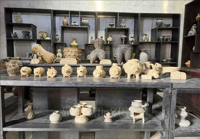 Nghề thủ công mỹ nghệ vẫn được người Thổ Gia lưu truyền và những món đồ thủ công họ làm ra rất tinh xảo, gần gũi với đời sống của người dân. Ảnh: Công Tuyên-P/v TTXVN tại Trung Quốc