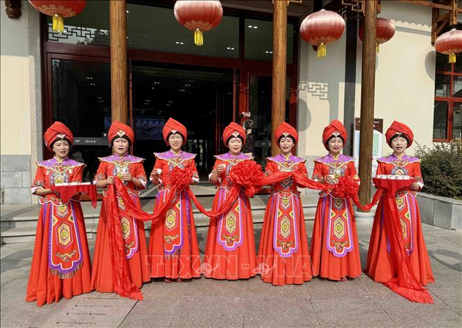 Phong tục mời trà của dân tộc Thổ Gia. Ảnh: Công Tuyên-P/v TTXVN tại Trung Quốc