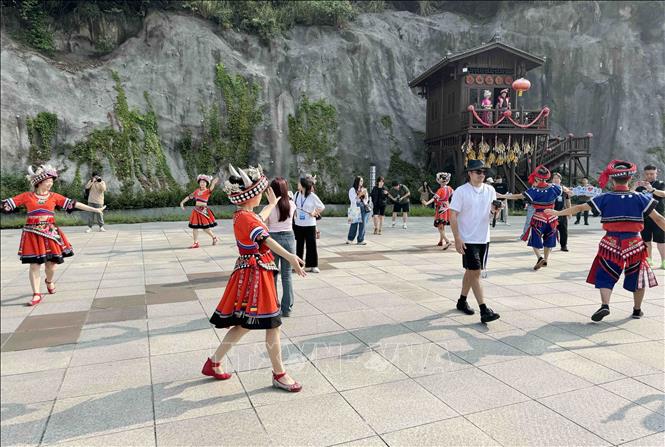 Người dân nơi đây rất nhiệt tình, mến khách. Ảnh: Công Tuyên-P/v TTXVN tại Trung Quốc