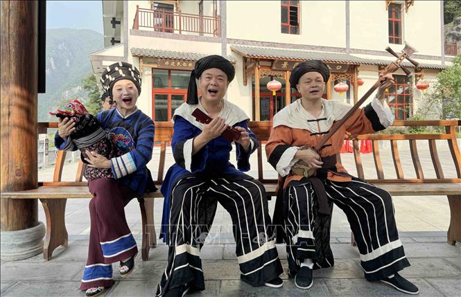 Tiết mục biểu diễn nhạc cụ truyền thống của người Thổ Gia. Ảnh: Công Tuyên-P/v TTXVN tại Trung Quốc