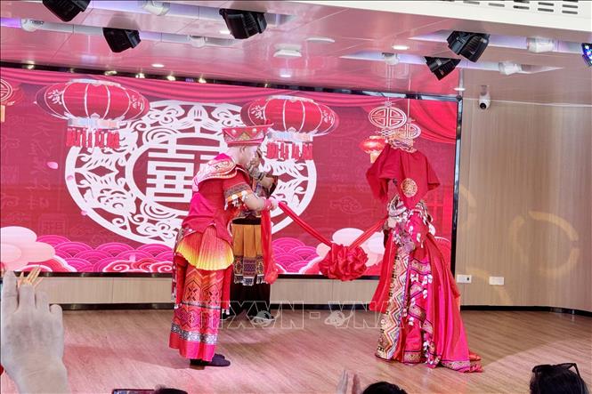 Tiết mục tái hiện phong tục lễ cưới truyền thống của dân tộc Thổ Gia. Ảnh: Công Tuyên-P/v TTXVN tại Trung Quốc