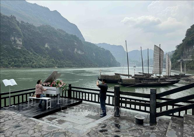 Mỗi du khách đều muốn lưu lại khoảnh khắc đẹp với phong cảnh hữu tình, nên thơ tại đây. Ảnh: Công Tuyên-P/v TTXVN tại Trung Quốc