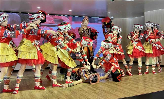 Tiết mục biểu diễn tái hiện phong tục mời rượu trong đám cưới của dân tộc Thổ Gia. Ảnh: Công Tuyên-P/v TTXVN tại Trung Quốc