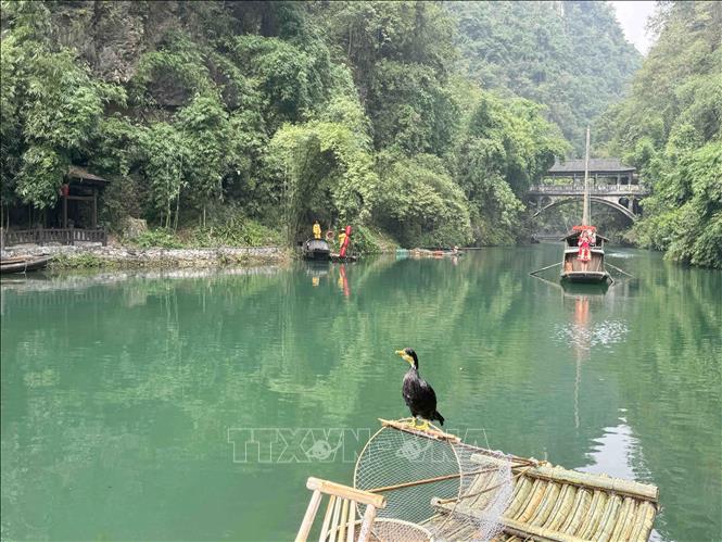 Phong cảnh sông nước hữu tình, đẹp như tranh vẽ tại Khu du lịch Nhân Gia Tam Hiệp ở thành phố Nghi Xương, tỉnh Hồ Bắc. Ảnh: Công Tuyên-P/v TTXVN tại Trung Quốc