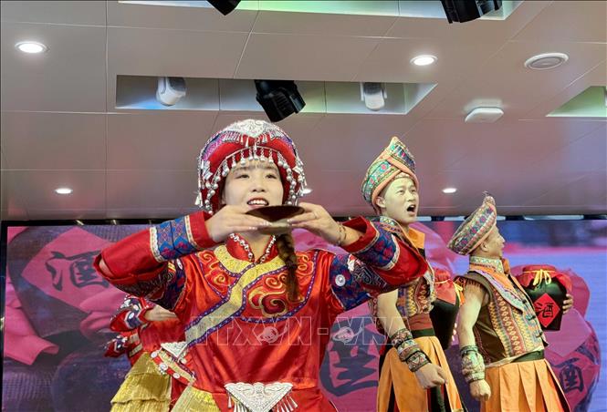 Tiết mục biểu diễn tái hiện phong tục mời rượu trong đám cưới của dân tộc Thổ Gia. Ảnh: Công Tuyên-P/v TTXVN tại Trung Quốc
