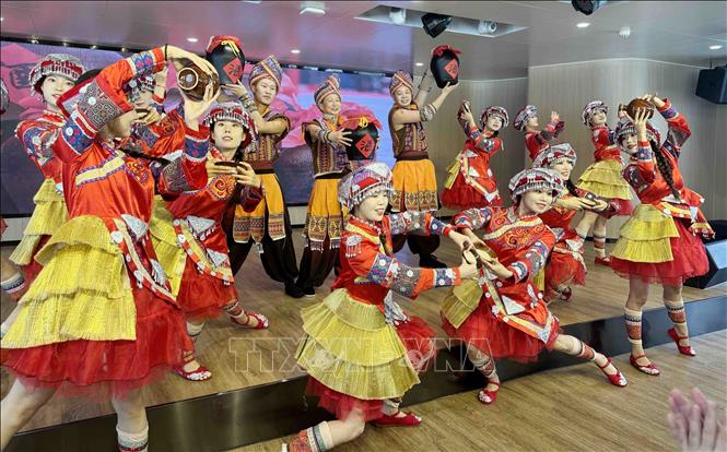 Tiết mục biểu diễn tái hiện phong tục mời rượu trong đám cưới của dân tộc Thổ Gia. Ảnh: Công Tuyên-P/v TTXVN tại Trung Quốc