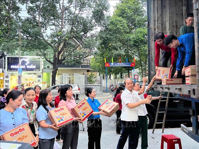 Các mặt hàng cứu trợ nhu yếu phẩm được người dân Bình Dương vận chuyển lên xe chuyển ra miền Bắc để hỗ trợ nhân dân tỉnh Lào Cai bị ảnh hưởng bởi bão lũ. Ảnh: Dương Chí Tưởng-TTXVN