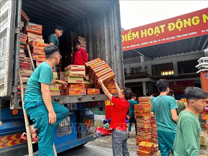 Các mặt hàng cứu trợ nhu yếu phẩm được người dân Bình Dương vận chuyển lên xe chuyển ra miền Bắc để hỗ trợ nhân dân tỉnh Lào Cai bị ảnh hưởng bởi bão lũ. Ảnh: Dương Chí Tưởng-TTXVN